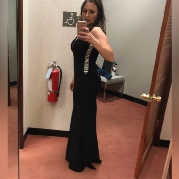 Gorgeous Xscape gown perfect for any formal event!  Dress was never worn w/tags. - Picture 5 of 6